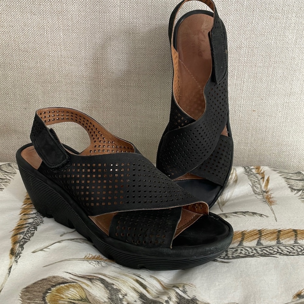 These easy breezy Clark’s shoes are comfy wear all day long shoes in black